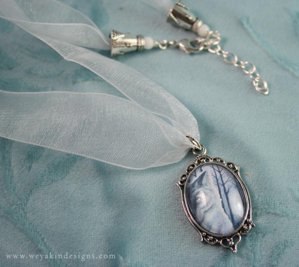 Nature Nights: Wolf Ribbon Necklace with Pearls 